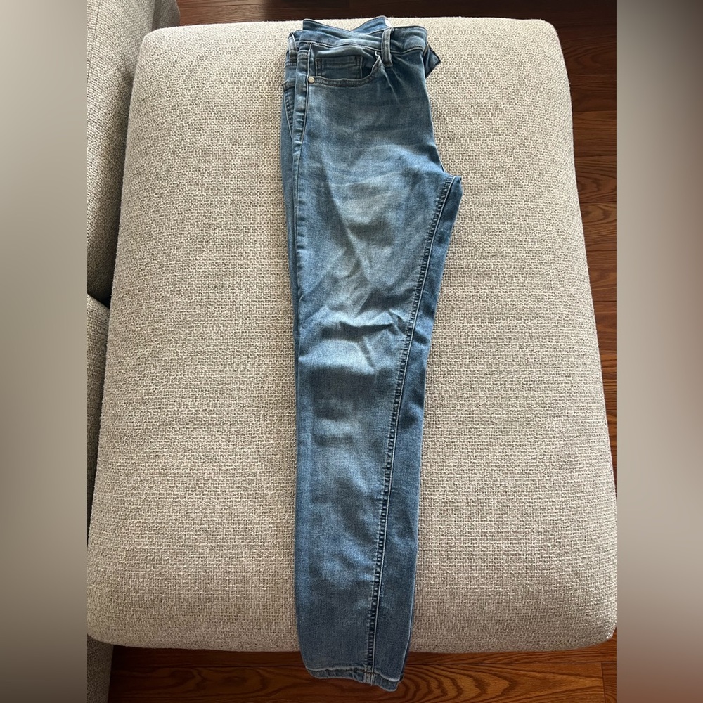 Size 7 skinny jeans “butt lift”